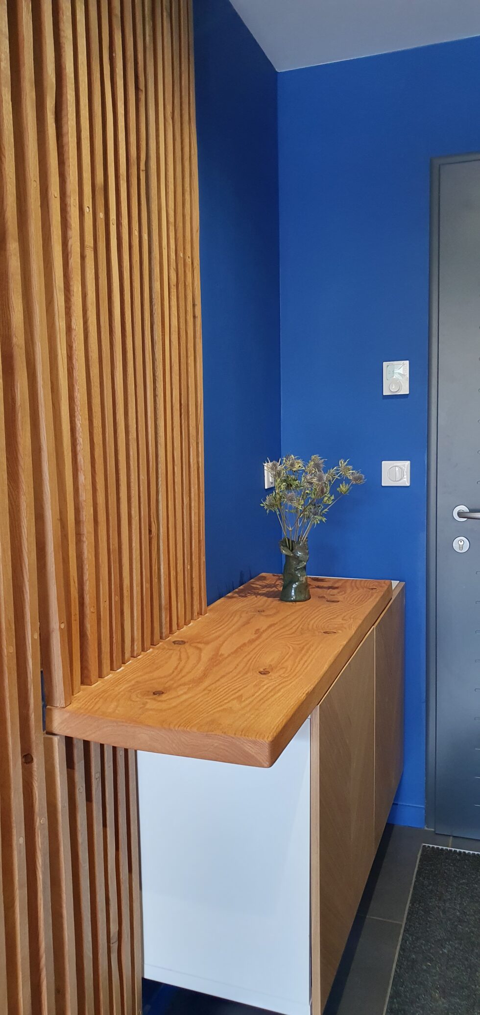 Une entrée bleu-bois